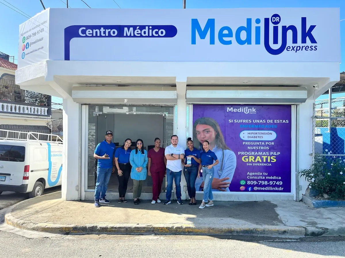 Equipo de MediLink DR frente a la sucursal de San Luis